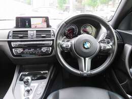 ◆インスツルメントパネルやインテリアトリムなどは、調和しなが洗練された室内を作り上げ、スイッチ類によって、優れた操作性をも実現。ドライバーの視線や動線を考え、人間工学に基づきデザインされています◆