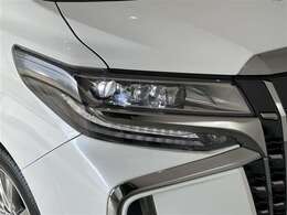 LEDヘッドライトです。デザイン性がよくとても明るいので、夜間の走行や悪天候でも安心です。しかも長寿命！
