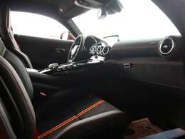 ◆ナッパレザー/DINAMICAインテリア(オレンジアクセント付) ◆レッドシートベルト ◆DINAMICAダッシュボード ◆AMGパフォーマンスステアリング(DINAMICA)