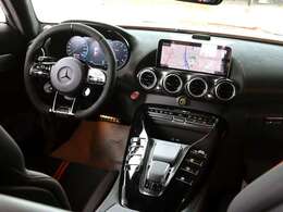 ◆純正ナビゲーション ◆パーキングパッケージ(フロント＆リアビューカメラ) ◆キーレスゴー ◆Burmesterハイエンドサウンドシステム