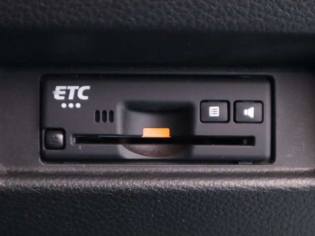 ETCももちろん搭載。いちいち料金所で停車する必要なんて当然ないです。スムーズにストレスなくドライブをお楽しみください。（※支払総額にセットアップ費用は含まれておりません。）