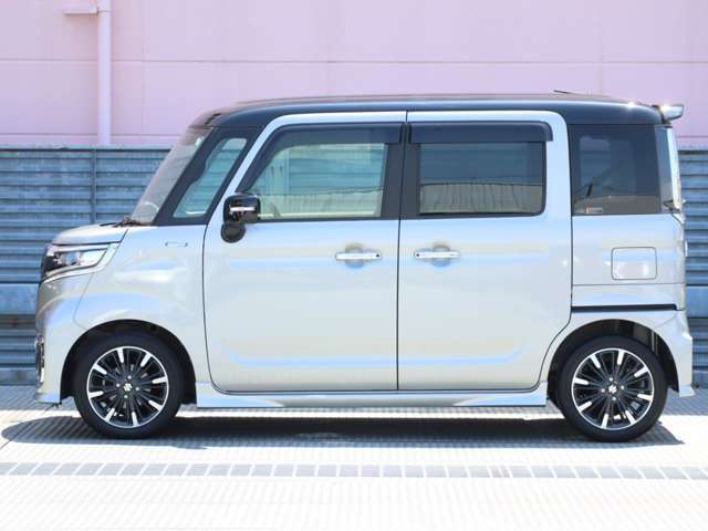 純正アルミで全体的にデザインがまとまっています。車も人も、オシャレはまずは足元からですね。