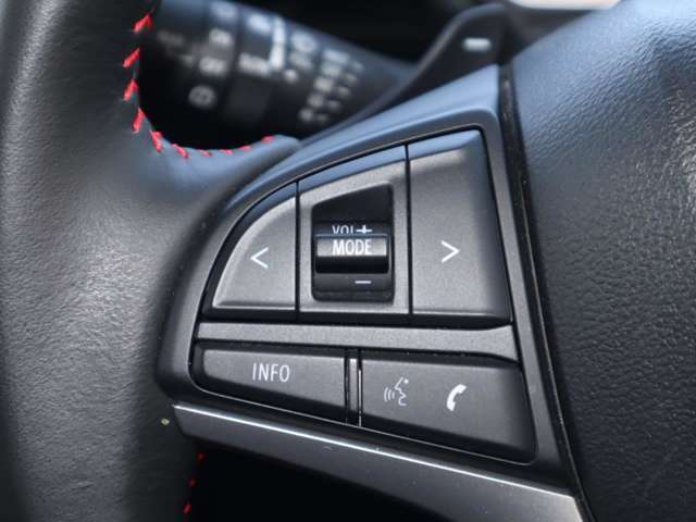 ステアリング左側にはオーディオコントロールスイッチを搭載。走行中でも簡単に音量の上げ下げ、曲の送り戻し、モードの切り替えが可能です。クイックに切り替えてお好みの音楽で楽しいドライブを！