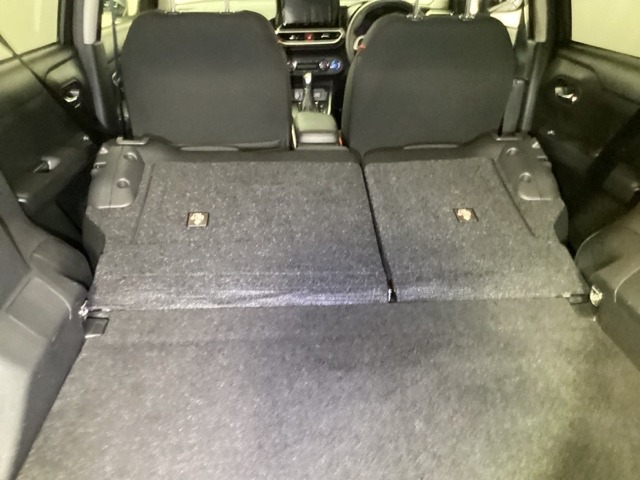 後席シートは簡単操作で倒す事ができ、荷室空間が更に広がります。