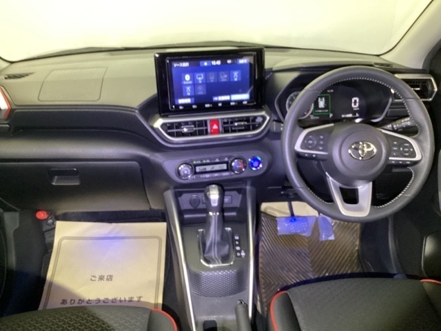 開放感のある運転席まわり！　運転席からの視界は良好です！！