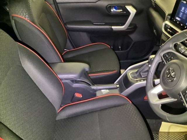 フィット感のあるシート。身体をしっかりと支えてくれるので、長時間の運転も快適にサポートしてくれます。