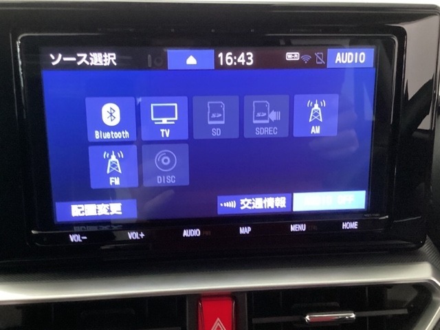 メモリーナビにフルセグTV機能あり。　ドライブや旅行に欠かせない装備です。