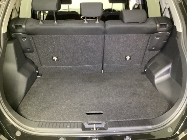 荷物の積み下ろしがスムーズな広々荷室。シートアレンジも簡単です。