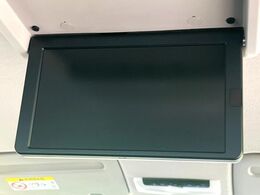【フリップダウンモニター】大画面モニターで後席でもエンタメをお楽しみいただけます。小さなお子様にも大人気の装備です♪
