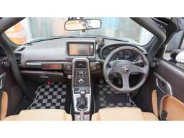 鍵がポケットの中でもドア開閉・エンジンスタートが可能な便利なスマートキーです！ドアの施錠にも鍵が不要でとても重宝する装備です☆