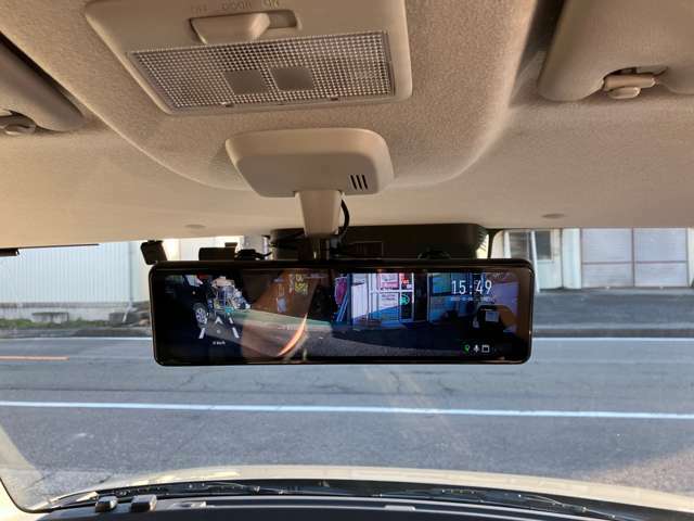 デジタルインナーミラー型の日本製ドラレコです。車中泊用に後ろの窓を覆った状態で走っても後方が確認できます。