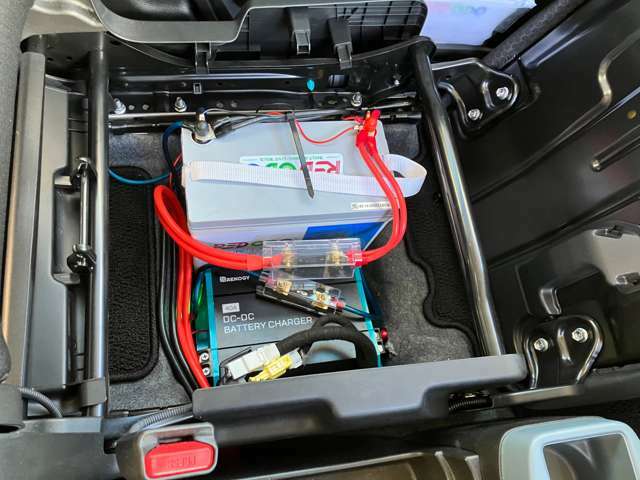 車中泊仕様になっております！100Aリン酸鉄リチウムイオンバッテリーで100Vの家電が使用できます＾＾走行充電器、AC外部充電器を装備しています。