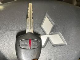 【キーレス】少し離れた場所からでもボタン一つでドアの開錠・施錠ができるのでとっても便利！ドアの鍵穴周りに傷をつけることもありません♪