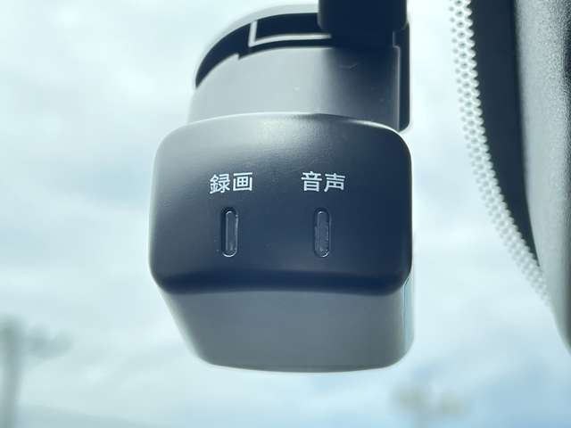 「ドライブレコーダー」 急停止や衝突などで車に衝撃が加わった時、映像・音声を記録する車載装置です♪