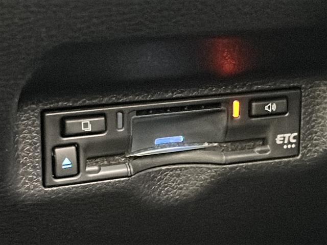 【ビルトインETC】スッキリ収納型、車のデザインと一体となった埋込み型タイプです。 配線も見えず、隙間も無いので運転席周りが洗練された空間になっています！