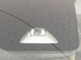 【スマートアシスト】走行中に前方の車両等を認識し、衝突しそうな時は警報とブレーキで衝突回避と被害軽減をアシスト。より安全にドライブをお楽しみいただけます。