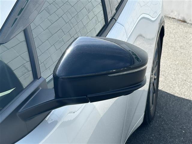 【電動格納ミラー】狭い道や狭い場所に停車させるときに活躍する装備ですね。ボタン一つでドアミラーが格納されます！！