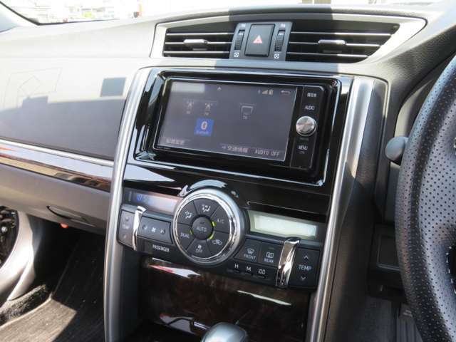 フルセグTV/CD/DVD/Bluetooth対応のナビあり◎各種エンタテインメントが快適なドライブを盛り上げます。オートエアコンを装備しているので設定した温度で車内の温度調整を自動で行ってくれます。