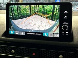 【バックカメラ】駐車時に後方がリアルタイム映像で確認できます。大型商業施設や立体駐車場での駐車時や、夜間のバック時に大活躍！運転スキルに関わらず、今や必須となった装備のひとつです！