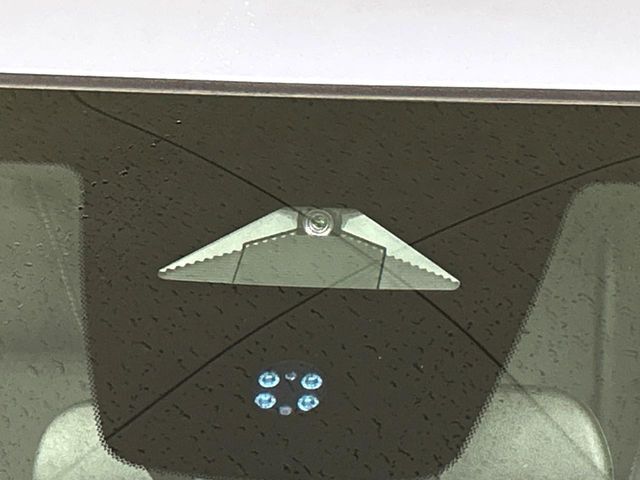 【ホンダセンシング】走行中に前方の車両等を認識し、衝突しそうな時は警報とブレーキで衝突回避と被害軽減をアシスト。より安全にドライブをお楽しみいただけます。