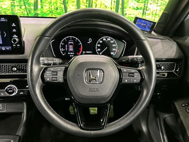 【純正革巻きステアリング】上質な革を使用することで、手にしっかり馴染みとても運転しやすいハンドルです♪