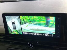 【アラウンドビューモニター】専用のカメラにより、上から見下ろしたような視点で360度クルマの周囲を確認することができます☆死角部分も確認しやすく、狭い場所での切り返しや駐車もスムーズに行えます。