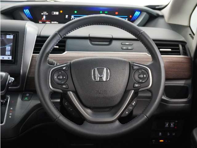 【Honda SENSING】 カメラ等装置で精度の高い検知能力を発揮、安全運転を支援します。ステアリング上のコントローラーに注目！