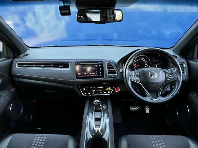 視界がよく運転しやすいです！上品な運転席周りとなっております。