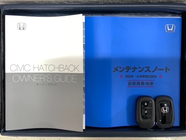 スマートキーは鍵をバッグに入れたままでもドアロックの開閉やエンジンのON・OFFができます。夜間や雨の日も鍵を探さなくて良いので便利です。