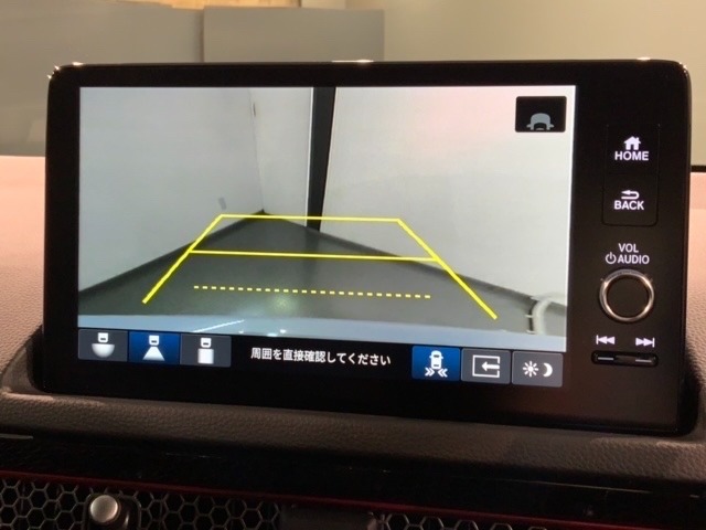 リバースギアに入れるだけで後方の表示へ切り替わります。夜間や雨の日の駐車も楽になりますよ。