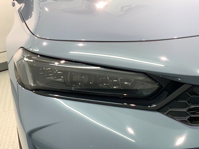 LEDヘッドライトは、点灯の瞬間から最大光量を発揮し、突然暗くなるトンネルなどでの安定感を高めます。