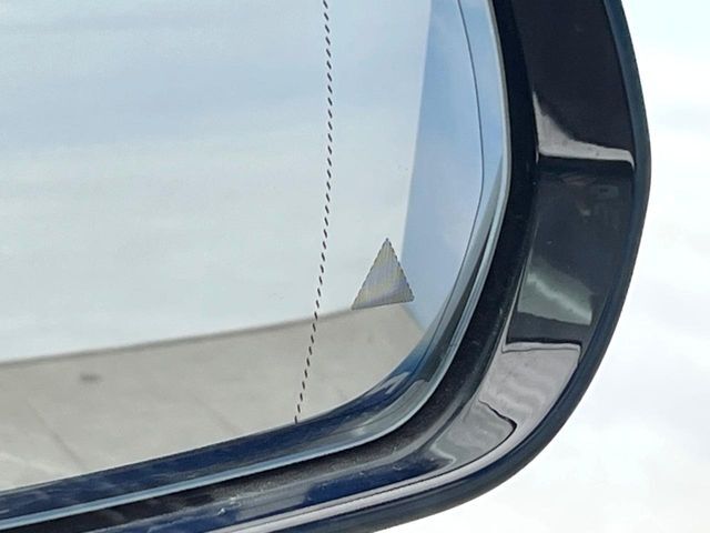 ●ブラインドアシストセンサー：視角からの車を感知し、ドライバーが車線変更を行う際に、警告音と共に注意を促してくれる安全支援機能です！