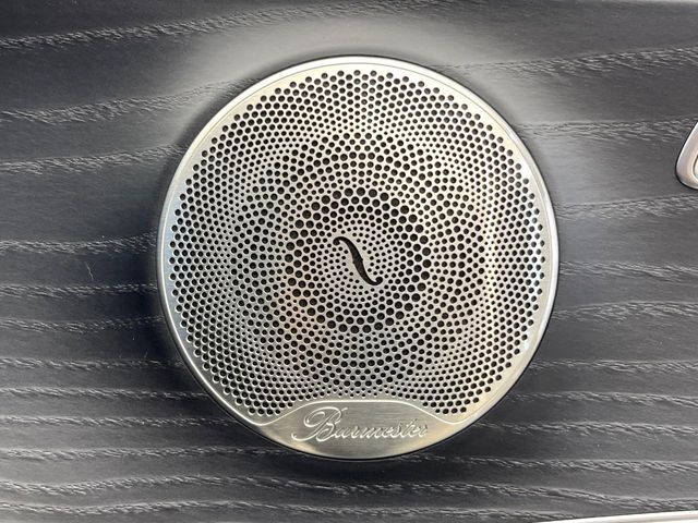 ●Burmesterサラウンドシステム：ハイエンドオーディオ専門メーカーが手掛ける車専用のプレミアムスピーカーを装備。多数のスピーカーから、音の粒立ちまで分かる高品質な音楽をお楽しみいただけます。