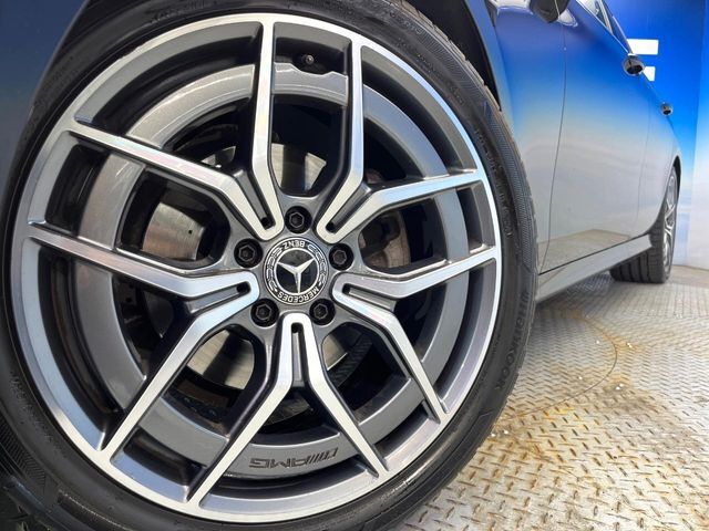 ●純正19インチアルミホイール：輸入車ならではの卓越した走りを支えるホイールと足回りです！日本車の走りに慣れている方にもぜひ体感して頂きたいほど、高いレベルでまとまっています！