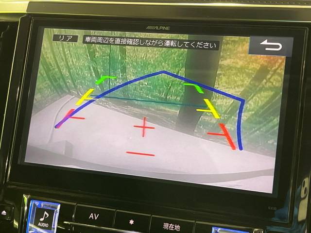 【バックカメラ】駐車時に後方がリアルタイム映像で確認できます。大型商業施設や立体駐車場での駐車時や、夜間のバック時に大活躍！運転スキルに関わらず、今や必須となった装備のひとつです！