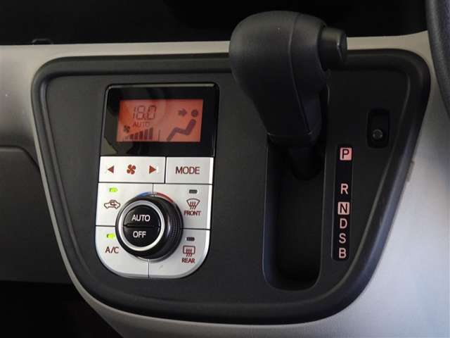 車内を快適に、オートエアコンを装備してます。