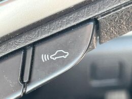 【プリクラッシュセーフティ】前方の車両等を検知し、衝突しそうな時は警報で注意を促し、ブレーキを踏む力をサポート。ブレーキを踏めなかった場合は衝突被害軽減ブレーキが作動、衝突回避をサポートします。