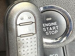 【キーフリーシステム】カバンやポケットに入れたままでもドアの施錠・解錠が可能なスマートキーを装備。エンジンのオン・オフ時もカギを取り出す必要が無いからとっても便利です♪