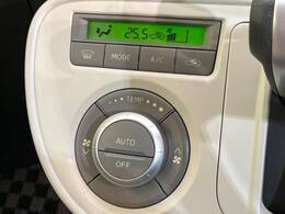 【オートエアコン】一度お好みの温度に設定すれば、車内の温度を検知し風量や温度を自動で調整。暑い…寒い…と何度もスイッチ操作をする必要はありません。快適な車内空間には必須の機能ですね♪