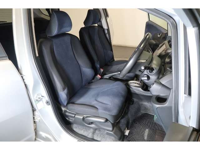 すわり心地の良い運転席・助手席です。長時間のドライブの疲れ軽減に貢献します。どうぞ快適なドライブを♪