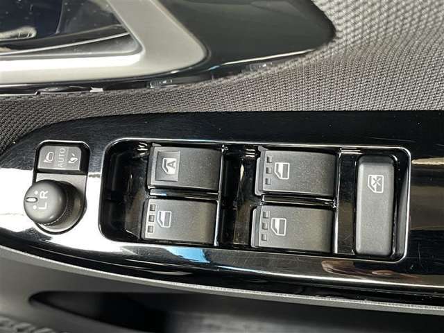 運転席ドア側パワーウィンドウ・ドアミラースイッチ。