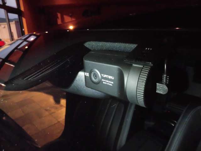 Bプラン画像：Bプランのトライブレコーダー取付：安全運転の意識向上と万一の場合の事故処理の迅速化に効果を発揮するドライブレコーダー。こちらはフロントカメラタイプ。前後カメラタイプのご用意もございます。