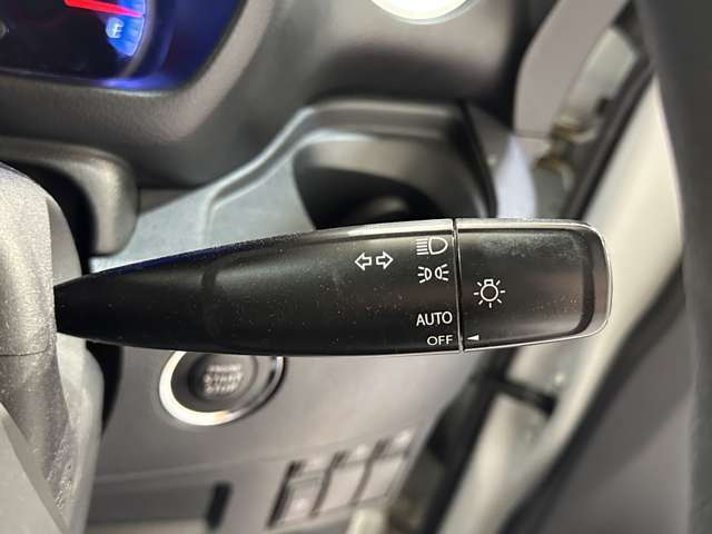 オートライト装備車両です。