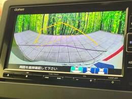 【バックカメラ】駐車時に後方がリアルタイム映像で確認できます。大型商業施設や立体駐車場での駐車時や、夜間のバック時に大活躍！運転スキルに関わらず、今や必須となった装備のひとつです！