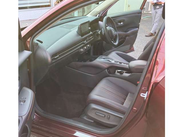 ゆったり、しっかりと座れるシートに運転席は高さ調節可能なパワーシート付き！シート位置の前後と高さ、レバーの上下左右の調節で自分にあったポジションを見つけることができます！