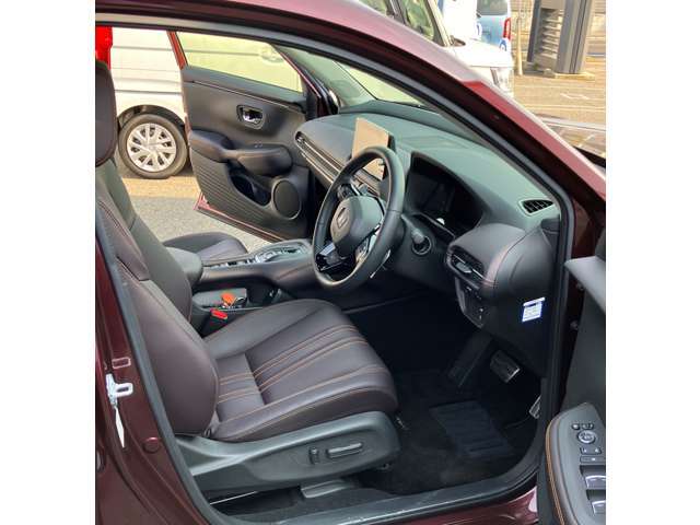ゆったり、しっかりと座れるシートに運転席は高さ調節可能なパワーシート付き！シート位置の前後と高さ、レバーの上下左右の調節で自分にあったポジションを見つけることができます！