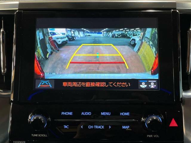 【バックカメラ】駐車時に後方がリアルタイム映像で確認できます。大型商業施設や立体駐車場での駐車時や、夜間のバック時に大活躍！運転スキルに関わらず、今や必須となった装備のひとつです！