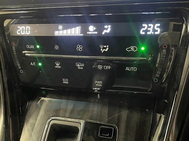 【デュアルエアコン】左右独立型のエアコンなので、運転席と助手席の方それぞれに合わせて温度設定が可能です♪