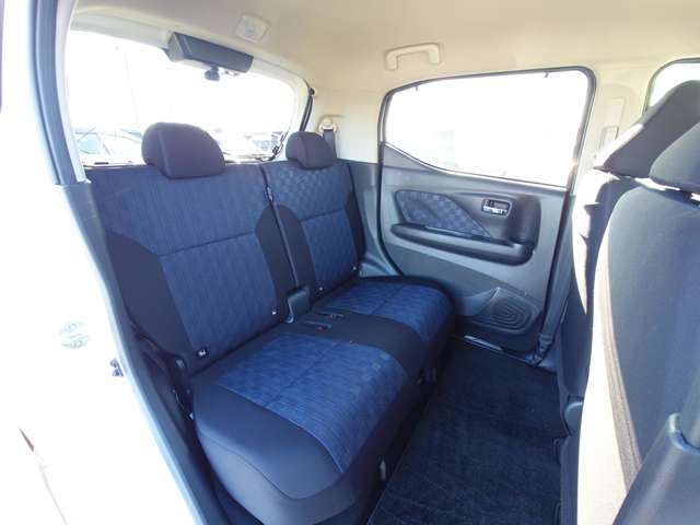 後席は足元も広々しています。