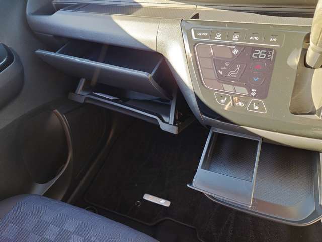 収納が充実！ちょっとしたものを入れて置けますね！！